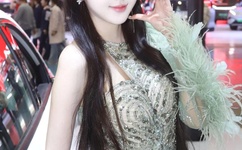 女子双腿跨坐男友裆部磨蹭